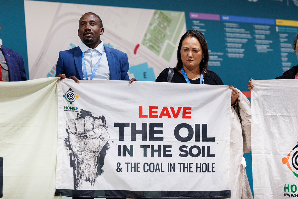 Des militants protestent contre les combustibles fossiles lors de la COP29 à Bakou, en Azerbaïdjan. © UNFCCC/Habib Samadov