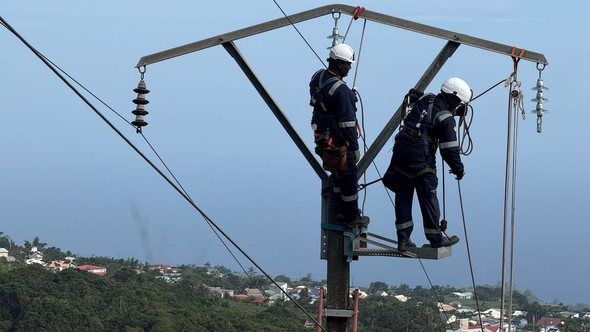 Poteau électrique en feu